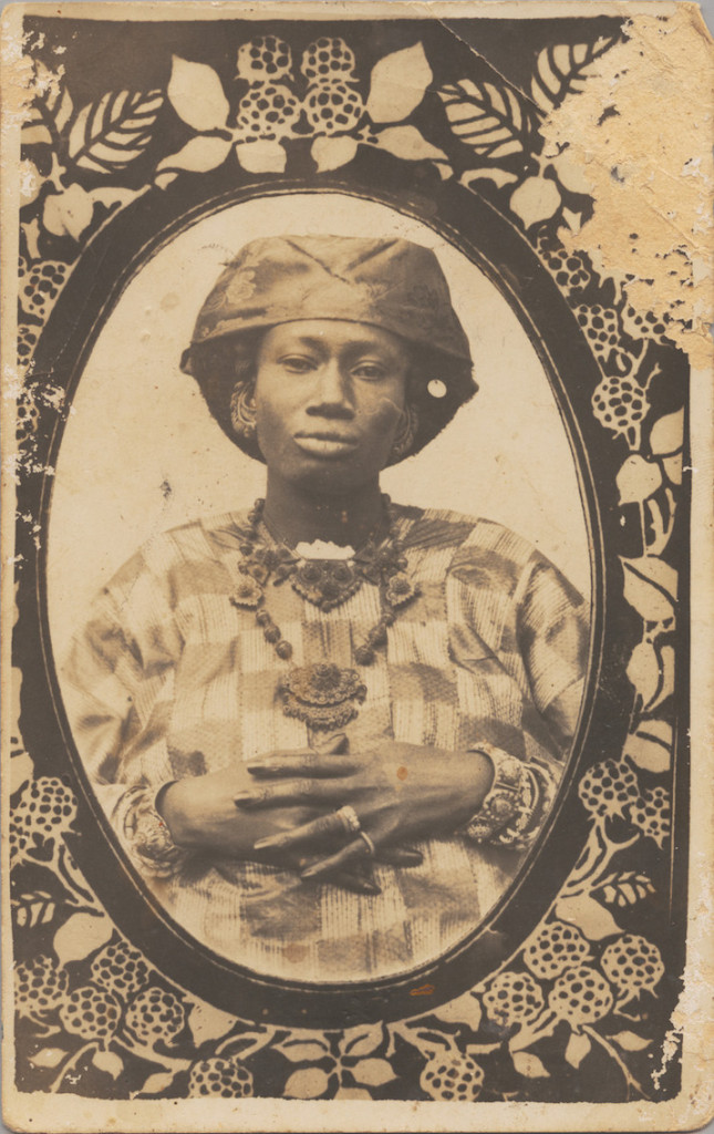 Retrato mujer en Senegal en 1910. Autor desconocido.